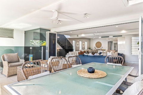 Alex Beach House, 100 Steps To The Sand, With Ocean Views - Accommodation Georgetown 2