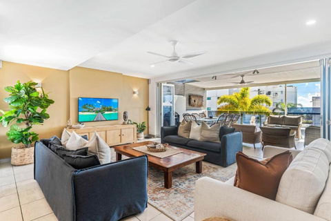 Alex Beach House, 100 Steps To The Sand, With Ocean Views - Accommodation Georgetown 4