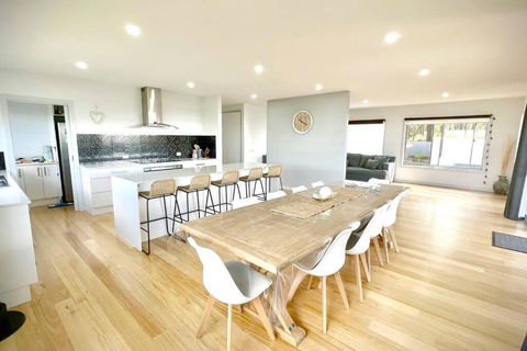 Allawah - 5 Bedroom Luxury Home With A Pool - Accommodation Georgetown 1