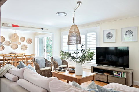 Amanzi Beach House - Just 10m To Collingwood Beach! - Accommodation Georgetown 0