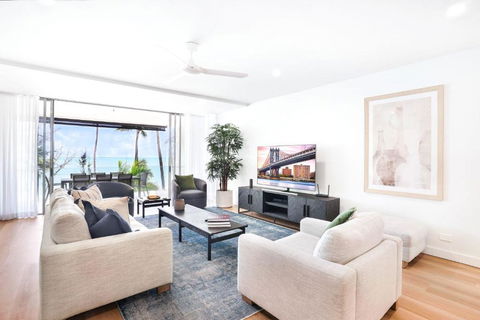 Amaroo - Luxury Apartment Overlooking The Coral Sea - Accommodation Georgetown 3