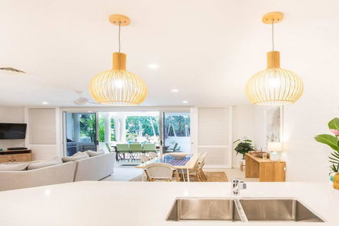 Amaroo Villa - Absolute Beachfront Port Douglas - Accommodation Georgetown 2