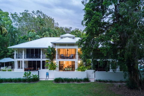 Amaroo Villa - Absolute Beachfront Port Douglas - Accommodation Georgetown 3
