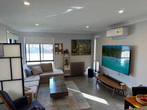 Amazing Air Austral With AC And Built-in Wardrobe - Accommodation Georgetown 0
