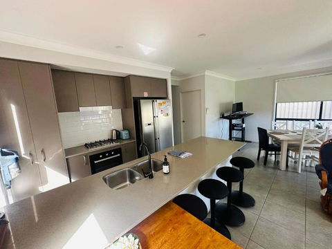Amazing Air Austral With AC And Built-in Wardrobe - Accommodation Georgetown 4