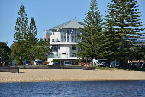 Amazing Currimundi Lakefront Ocean Penthouse - Accommodation Georgetown 4