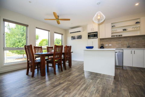 Amber Mist Villa - Two - Accommodation Georgetown 3