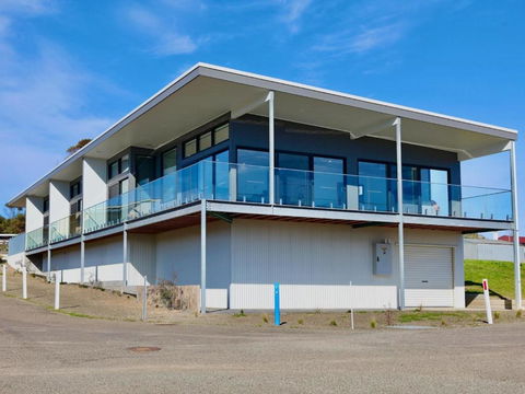 Apt02-The SS James Comrie - Accommodation Georgetown 1