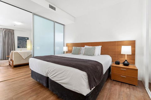 Aqua Vista At Harbour Lights - Poolside Panorama - Accommodation Georgetown 2