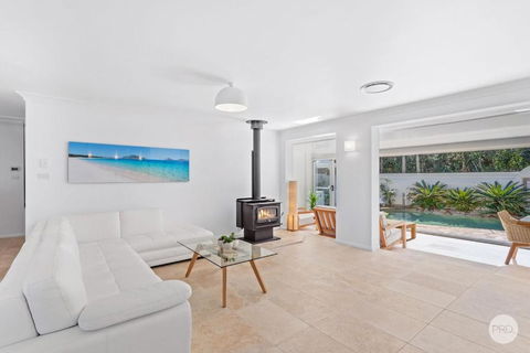 Aquablue Holiday Home - Hot Spa & Pool - 2m Walk To Beaches - Accommodation Georgetown 3