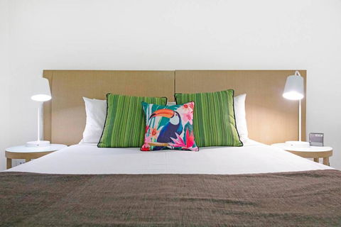 Arafura Adventure - CBD Suite With Sprawling Views - Accommodation Georgetown 3