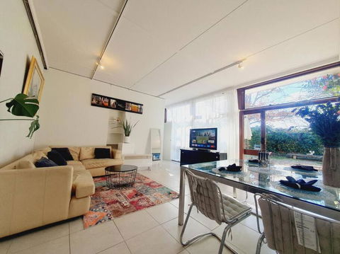 Architectural Bright Open 2B&1B Home With A Private Garden At Yarralumla - Accommodation Georgetown 3