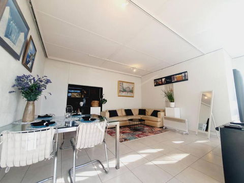 Architectural Bright Open 2B&1B Home With A Private Garden At Yarralumla - Accommodation Georgetown 4