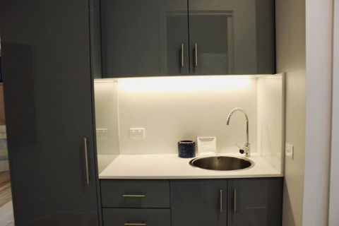 Architectural Crisp & Convenient Location - Accommodation Georgetown 3