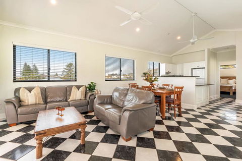 Arcoola 1 - Overlooking Main Beach - Accommodation Georgetown 4