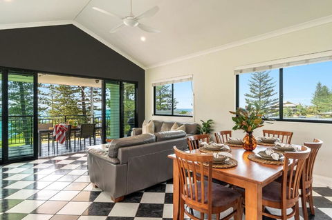 Arcoola 1 - Overlooking Main Beach - Accommodation Georgetown 3