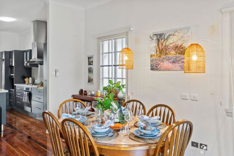 Artistic Queenslander With Park Views - Near City! - Accommodation Georgetown 0