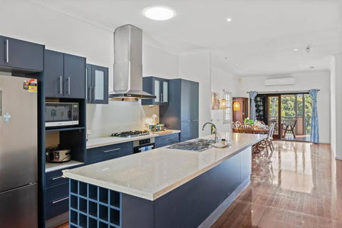 Artistic Queenslander With Park Views - Near City! - Accommodation Georgetown 2
