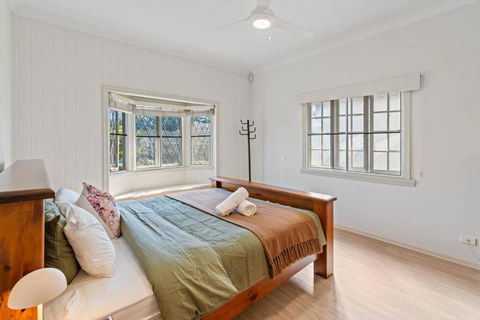 Artistic Queenslander With Park Views - Near City! - Accommodation Georgetown 4
