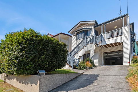 Artistic Queenslander With Park Views - Near City! - Accommodation Georgetown 1
