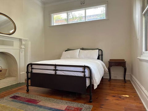 Artsy North Melbourne 2-Bedder - Accommodation Georgetown 2