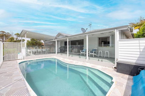 Ash Haven, 19 Ash St - Views, Pool, Air Con, Boat Parking, Wi-Fi - Accommodation Georgetown 2