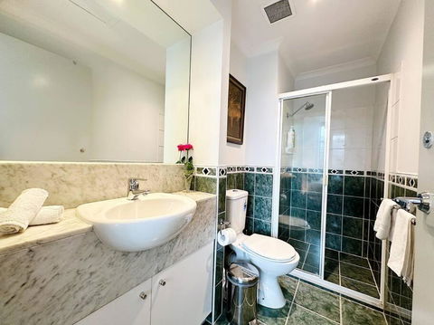 Aspire CBD One Bedroom With Indoor Pool & Parking Available - Accommodation Georgetown 3