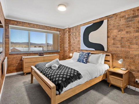 Astrids At Central Park - 2BR L Lake & Mountain Views L Central Location L WiFi - Accommodation Georgetown 4