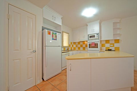 At Beach Court Holiday Villas - Accommodation Georgetown 4