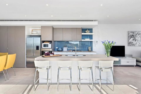 Azure Bliss Luxe With Water Views Walk To Beach - Accommodation Georgetown 2