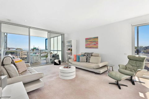 Azure Bliss Luxe With Water Views Walk To Beach - Accommodation Georgetown 3