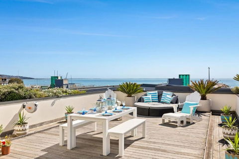 Azure Bliss Luxe With Water Views Walk To Beach - Accommodation Georgetown 1