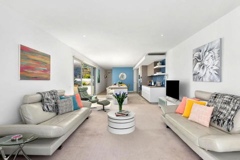 Azure Bliss Luxe With Water Views Walk To Beach - Accommodation Georgetown 4
