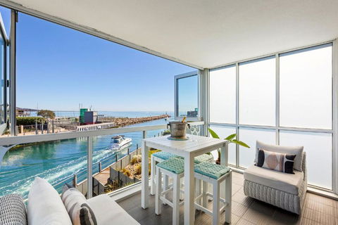 Azure Bliss Luxe With Water Views Walk To Beach - Accommodation Georgetown 0