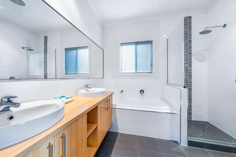 Viewpoint Holiday Home - Cannonvale - Accommodation Georgetown 13