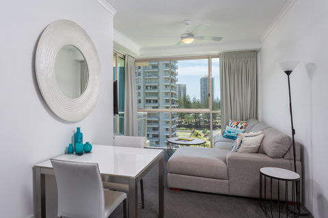 Maldives Resort Main Beach, Gold Coast - Accommodation Georgetown 11