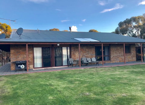 Beeâ€™s Place - 3 Bedroom Home On 10 Acres Of Land With Distant Ocean Views - Accommodation Georgetown 11