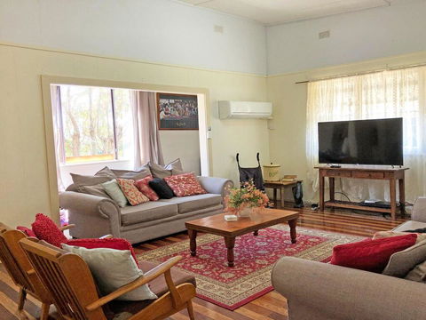 'Daves Place', 27 Rigney St - Holiday House With WIFI, Aircon & Boat Parking - Accommodation Georgetown 3