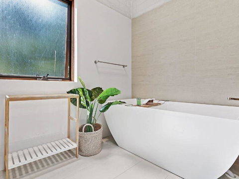 'Nunkeri', 5 Kerrie Close - Stunning House With Fabulous Views, Linen, WIFI & Air Conditioning - Accommodation Georgetown 2