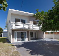 'SeaHaven' 2 Richardson Ave - Large home with Aircon Smart TV WIFI Netflix  Boat Parking - Accommodation Georgetown