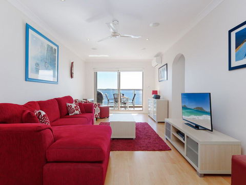1 'Kiah', 53 Victoria Parade - Stunning Views, Wifi, Aircon, Just Across The Road To The Water - Accommodation Georgetown 1