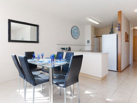 1 'Little Hut', 20 Kurrawa Close - Spectacular Water Views, NBN & Air Conditioned - Accommodation Georgetown 3