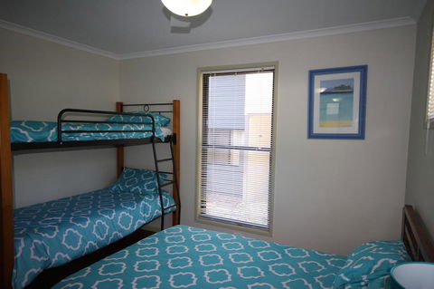 1 Naiad Court - Lowset Family Home With Swimming Pool And Covered Deck. Pet Friendly - Accommodation Georgetown 0