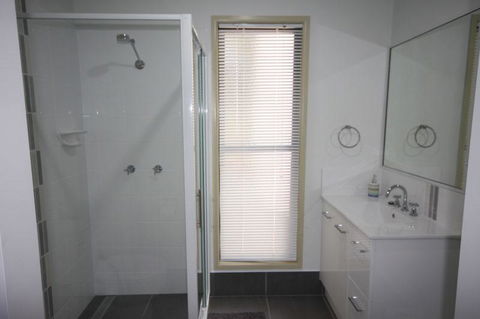 1 Naiad Court - Lowset Family Home With Swimming Pool And Covered Deck. Pet Friendly - Accommodation Georgetown 3