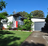 10 Double Island Drive - Modern family home centrally located swimming pool  outdoor area - Accommodation Georgetown