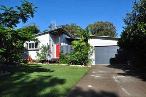 10 Double Island Drive - Modern Family Home, Centrally Located, Swimming Pool & Outdoor Area - Accommodation Georgetown 0