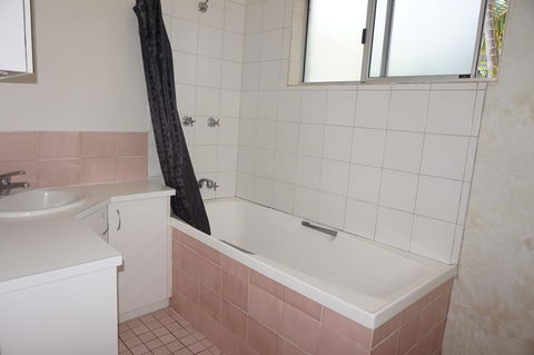 11 Bomburra Court - Rainbow Beach, Comfortable Beach House, Plenty Of Boat Parking - Accommodation Georgetown 1