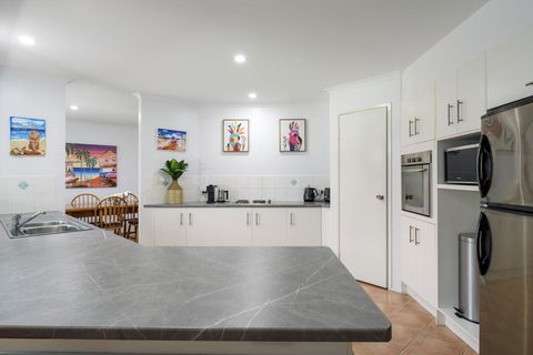 13 Orania Court, Rainbow Shores - Pool, Sleeps 8, Air Conditioning, Fire Pit - Accommodation Georgetown 3