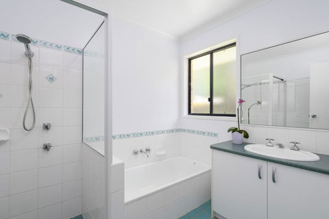 13 Orania Court, Rainbow Shores - Pool, Sleeps 8, Air Conditioning, Fire Pit - Accommodation Georgetown 1