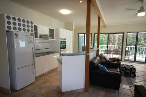 20 Orania Court - Two Storey Family Home With Swimming Pool, Patio & Large Deck. Pet Friendly - Accommodation Georgetown 3
